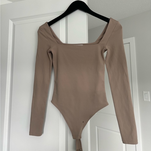Aritzia Babaton Contour Long Sleeve Bodysuit - Picture 4 of 6